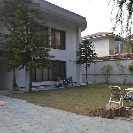 Royal Manor F-10 Bed and Breakfast Islamabad Exteriör bild