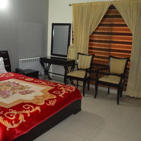 Royal Manor F-10 Bed and Breakfast Islamabad Exteriör bild